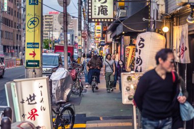Osaka - 01 Haziran 2019: Osaka sokaklarında Japonlar, 