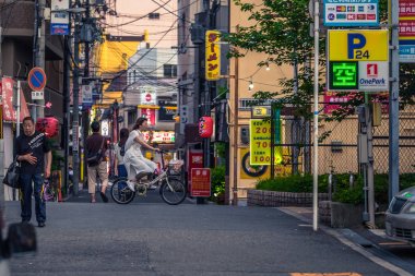 Osaka - 01 Haziran 2019: Osak'ta bisikletle gidip gelenler