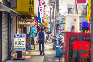 Osaka - 01 Haziran 2019: Osaka şehir merkezinin sokakları, Japonya