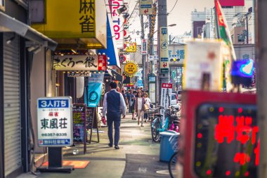 Osaka - 01 Haziran 2019: Osaka şehir merkezinin sokakları, Japonya