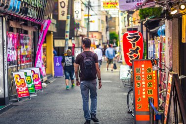 Osaka - 01 Haziran 2019: Sokakları ziyaret eden batılı bir gezgin