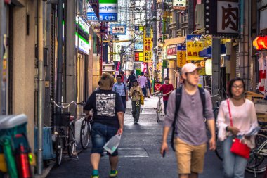 Osaka - 01 Haziran 2019: Osaka şehir merkezinin sokakları, Japonya