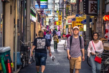 Osaka - 01 Haziran 2019: Osaka şehir merkezinin sokakları, Japonya