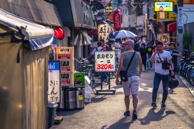 Osaka - 01 Haziran 2019: Sokakları ziyaret eden batılı bir gezgin