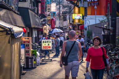 Osaka - 01 Haziran 2019: Sokakları ziyaret eden batılı bir gezgin