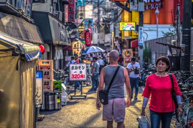 Osaka - 01 Haziran 2019: Sokakları ziyaret eden batılı bir gezgin