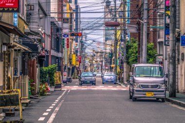 Himeji - 02 Haziran 2019: Himeji sokaklarında insanlar, içinde 
