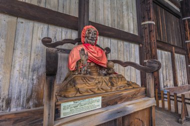 Nara - 31 Mayıs 2019: Büyük Todai-ji'nin içindeki Budist heykeller