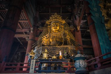 Nara - 31 Mayıs 2019: Büyük Todai-ji'nin içindeki Budist heykeller