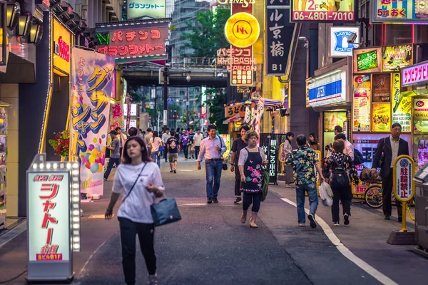 Osaka-juni 01, 2019: japanska folket på gatorna i Osaka, — Stockfoto