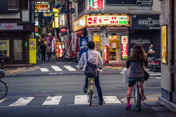 Osaka-juni 01, 2019: japanska människor pendling med cykel i Osak — Stockfoto