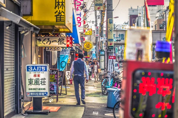 Osaka - 01 Haziran 2019: Osaka şehir merkezinin sokakları, Japonya