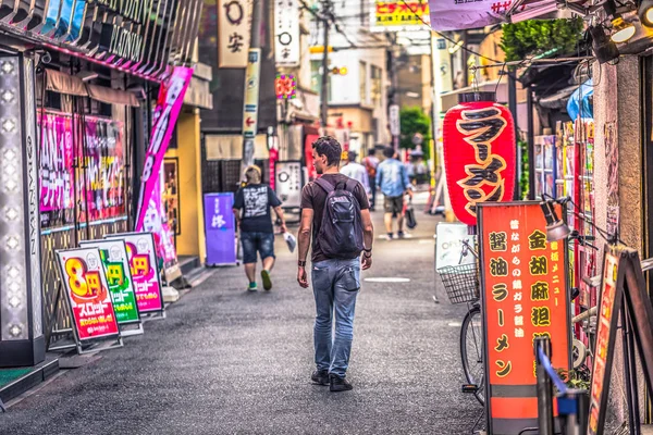 Osaka - 01 Haziran 2019: Sokakları ziyaret eden batılı bir gezgin