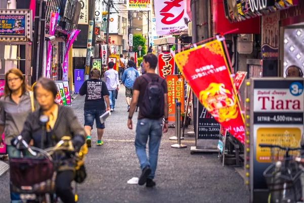 Osaka-juni 01, 2019: en västerländsk resenär besöker gatorna o — Stockfoto