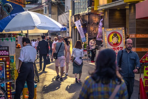 Osaka - 01. Juni 2019: ein Westernreisender besucht die Straßen o — Stockfoto