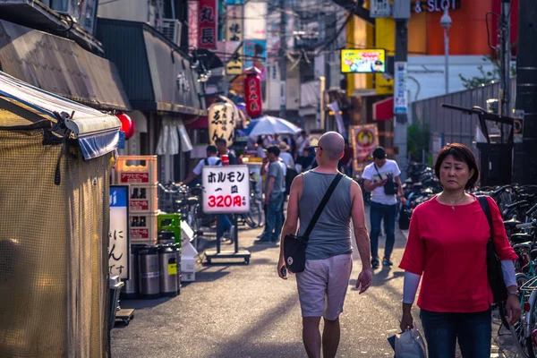 Osaka - 01 Haziran 2019: Sokakları ziyaret eden batılı bir gezgin