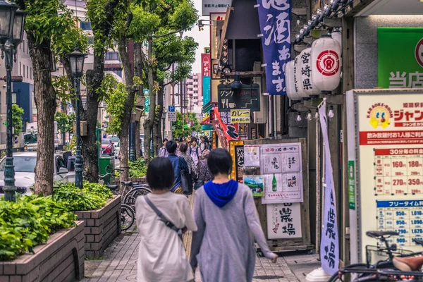 Himeji-02 juni 2019: människor på gatorna i Himeji, i — Stockfoto