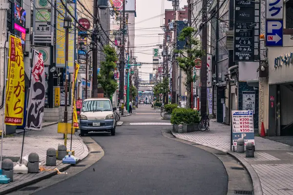 Himeji - 02 Haziran 2019: Himeji sokaklarında insanlar, içinde 