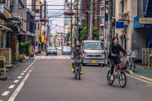 Himeji - 02 Haziran 2019: Himeji sokaklarında insanlar, içinde 