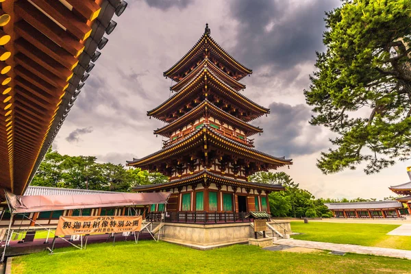 Nara - 31 de mayo de 2019: La pagoda de Yakushi-Ji, templo en Nara, J —  Fotos de Stock