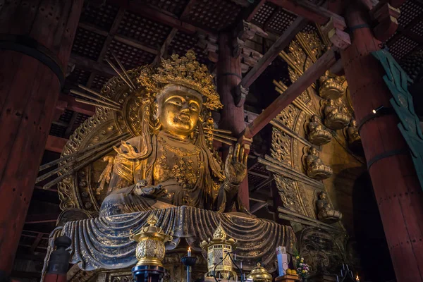 Nara - 31 Mayıs 2019: Büyük Todai-ji'nin içindeki Budist heykeller