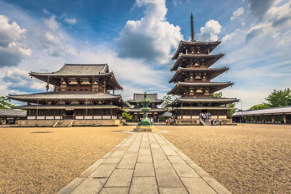 いかるが - 2019年6月03日 奈良県入良市の法隆寺 — ストック写真