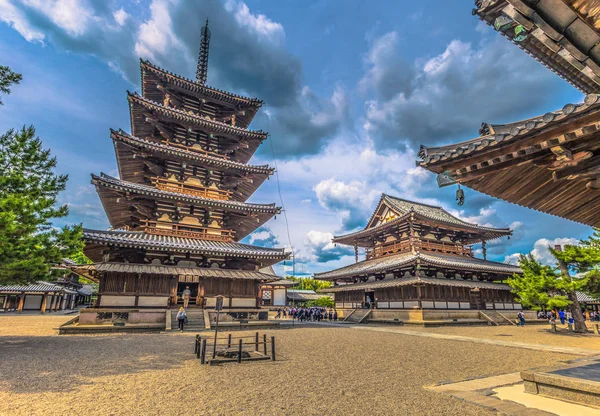 Ikaruga - 03 de junio de 2019: El Horyu-Ji, templo en Irakuga, Nara P — Foto de Stock