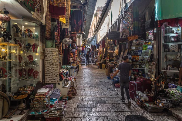 Jerusalén - 03 de octubre de 2018: Tiendas comerciales en el Quar Musulmán — Foto de Stock