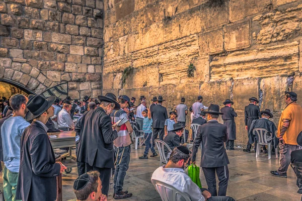 예루살렘 - 2018년 10월 03일: 서부 성벽에서 기도하는 유대인 — 스톡 사진