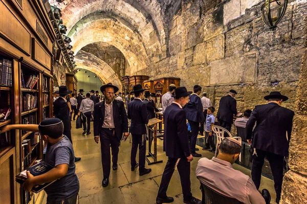 Єрусалим-03 жовтня 2018: євреї молилися в Західній стіні — стокове фото