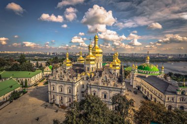 Kiev - 28 Eylül 2018: Ortodoks Pecher'in panoramik manzarası