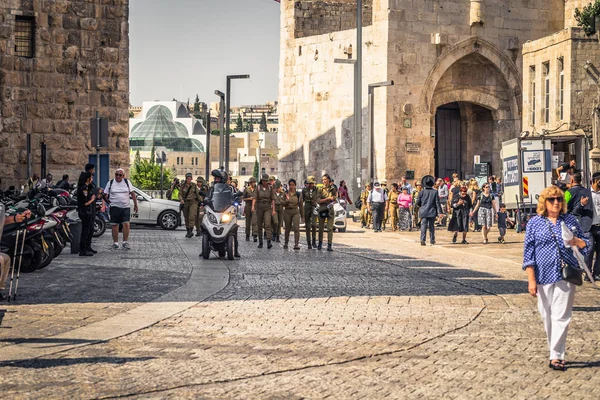 Jeruzalem-oktober 04, 2018: toeristen aan de Jaffa poort van de — Stockfoto