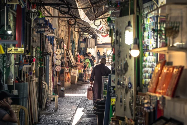 Jerusalén - 04 de octubre de 2018: Comerciante en los antiguos pasillos — Foto de Stock