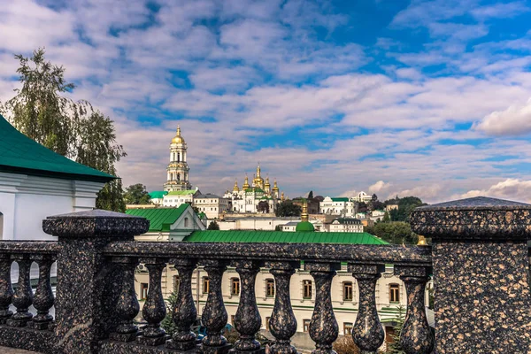 Kiev - 28 de setembro de 2018: Igreja Ortodoxa na Lavra de Pechersk — Fotografia de Stock
