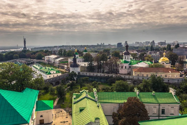 Kiev - 28 Eylül 2018: Ortodoks Pecher'in panoramik manzarası
