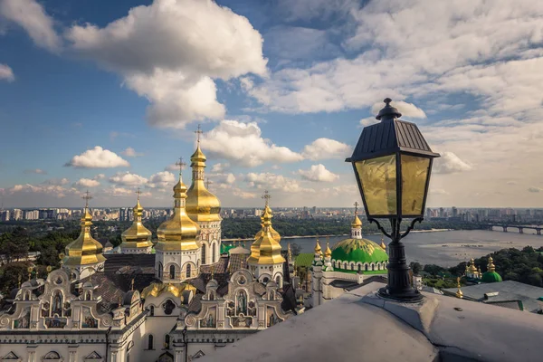 Kiova - syyskuu 28, 2018: Panoraamanäkymä ortodoksiselle Pecherille — kuvapankkivalokuva