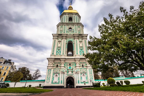 Kiev - 28 Eylül 2018: Ayasofya Ortodoks manastırındaki kule — Stok fotoğraf