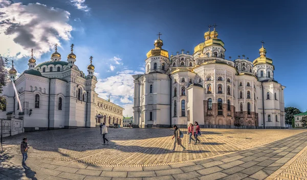 Kiev - september 28, 2018: orthodoxe Kirche in pechersk lavra — Stockfoto