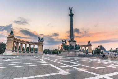 Budapeşte - 21 Haziran 2019: Budapeşte Kahramanlar Meydanı'nda Şafak, Hun