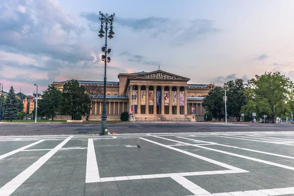 stock image Budapest - June 21, 2019: Dawn in Heroes Square in Budapest, Hun