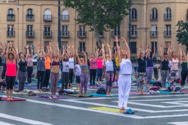 Budapeşte - 21 Haziran 2019: Kahramanlar Meydanı'nda şafakvakti yoga etkinliği