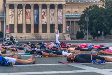 Budapeşte - 21 Haziran 2019: Kahramanlar Meydanı'nda şafakvakti yoga etkinliği