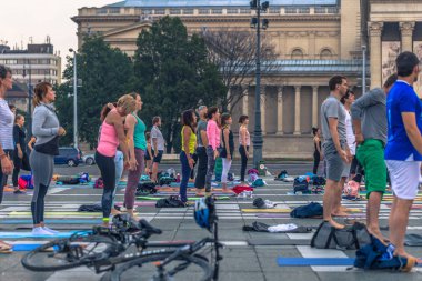 Budapeşte - 21 Haziran 2019: Kahramanlar Meydanı'nda şafakvakti yoga etkinliği