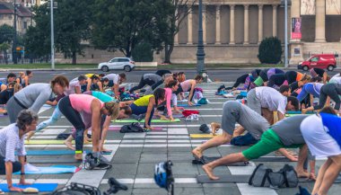 Budapeşte - 21 Haziran 2019: Kahramanlar Meydanı'nda şafakvakti yoga etkinliği