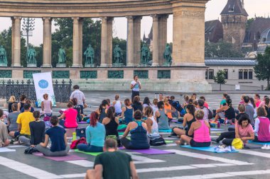 Budapeşte - 21 Haziran 2019: Kahramanlar Meydanı'nda şafakvakti yoga etkinliği