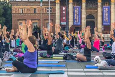 Budapeşte - 21 Haziran 2019: Kahramanlar Meydanı'nda şafakvakti yoga etkinliği