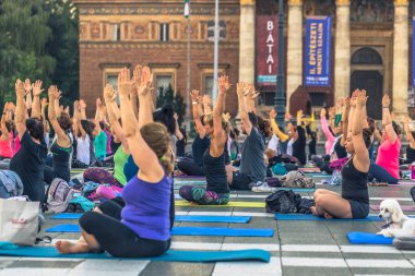 Budapeşte - 21 Haziran 2019: Kahramanlar Meydanı'nda şafakvakti yoga etkinliği