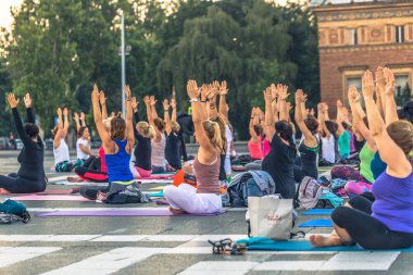 Budapeşte - 21 Haziran 2019: Kahramanlar Meydanı'nda şafakvakti yoga etkinliği