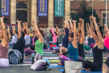 Budapeşte - 21 Haziran 2019: Kahramanlar Meydanı'nda şafakvakti yoga etkinliği
