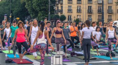 Budapeşte - 21 Haziran 2019: Kahramanlar Meydanı'nda şafakvakti yoga etkinliği